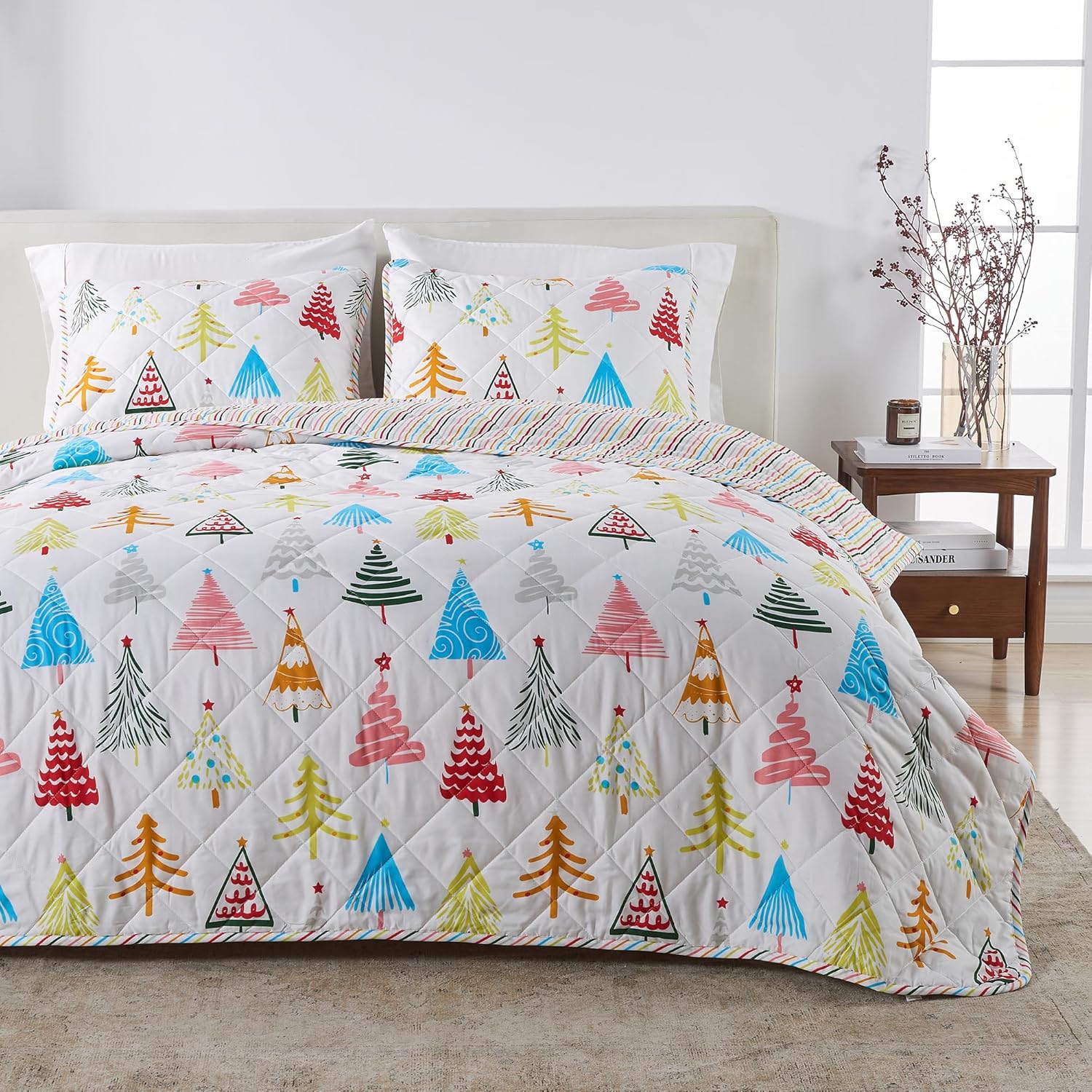 Great Bay Home 2-Piece Christmas Quilt Set with Shams. Reversible Bedspread Coverlet with Holiday Pattern. Holly Collection (Twin/Twin XL) - Grand Goldman