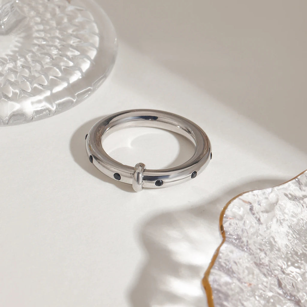 Anello Singolo con Strass Nero Uomo Donna Anello Insolito Resistente all'Acqua Placcato 18K PVD Anelli Semplici per Dita