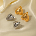 Boucles d'oreilles clous minimalistes en acier inoxydable plaqué or 18 carats en forme de cœur d'amour, résistantes au ternissement, à grain de marteau, bijoux d'oreille en métal uniques pour femmes