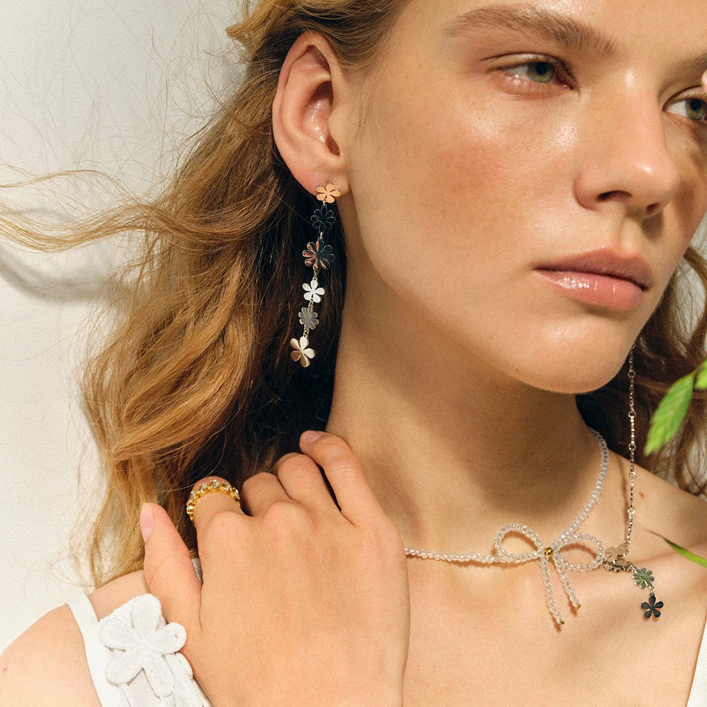 Schicke Sommer Edelstahl Leicht Luxus 18K PVD-beschichtete Lange Asymmetrische Kleine Gänseblümchen Anhänger Ohrringe Damen Statement Schmuck