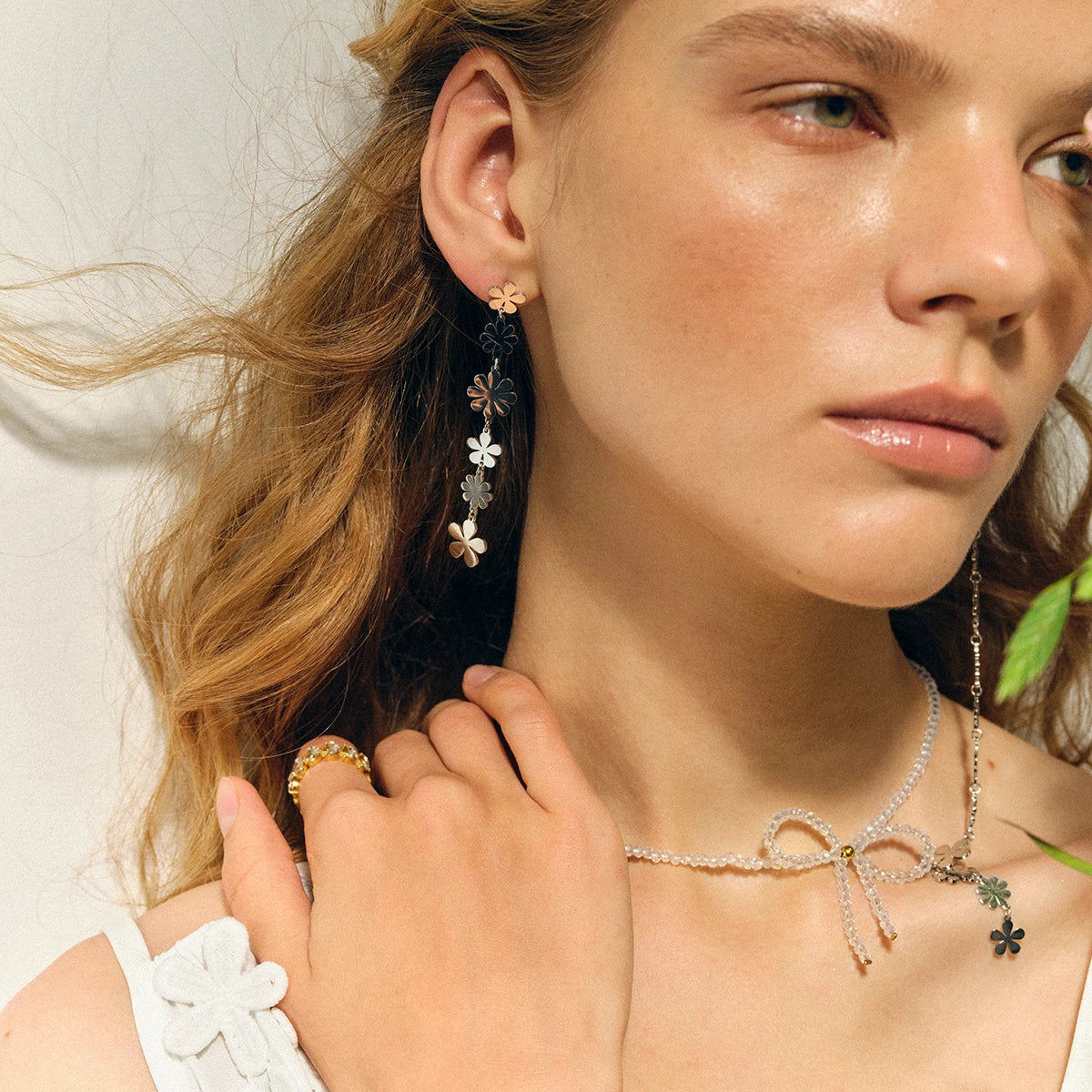 Schicke Sommer Edelstahl Leicht Luxus 18K PVD-beschichtete Lange Asymmetrische Kleine Gänseblümchen Anhänger Ohrringe Damen Statement Schmuck