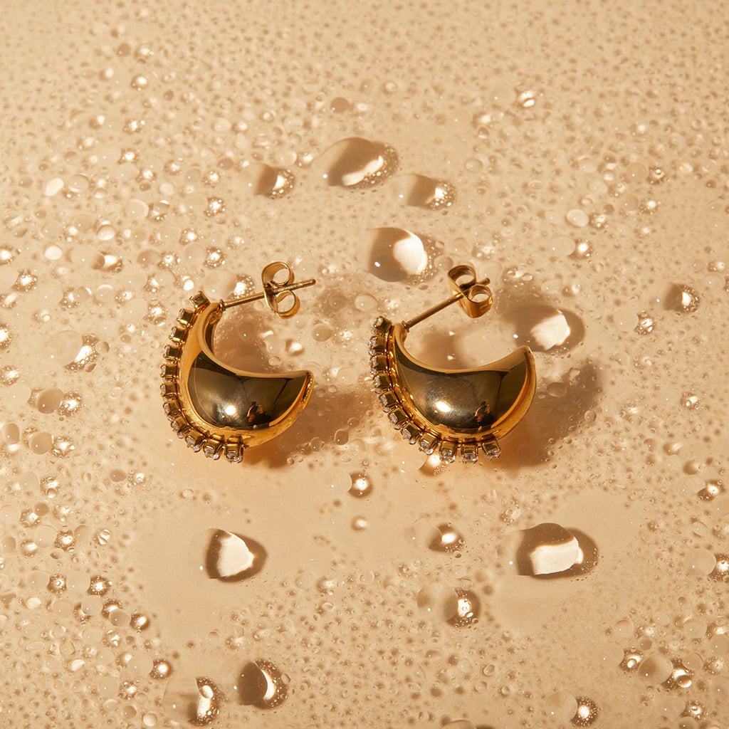 Orecchini delicati a goccia d'acqua a forma di fagiolo in acciaio inossidabile placcato oro 18k con diamanti incastonati, gioielli leggeri e accoglienti per donne