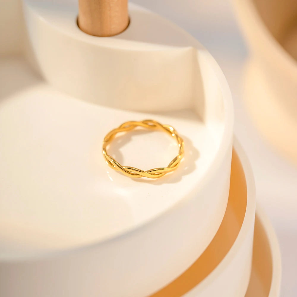 Bague fermée design ligne croix plaquée or 18 carats luxe léger acier inoxydable femmes texture métal anti-rouille cadeau bijou romantique