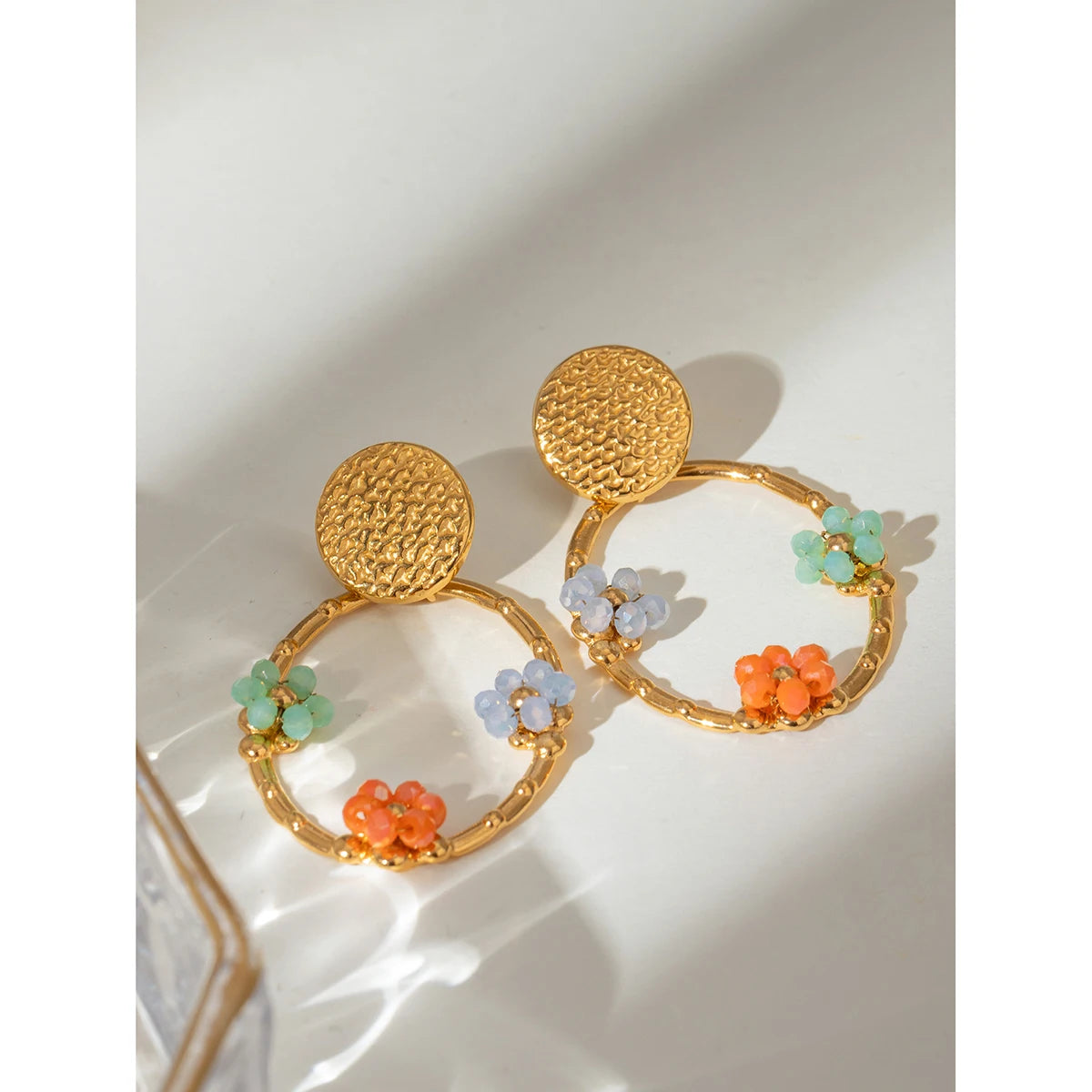 Brincos Femininos Minimalistas de Praia Oval em Aço Inoxidável 18K com Martelo, Cristal Colorido em Forma de Flor, Antialérgicos, À Prova d'Água, Joia Charmosa