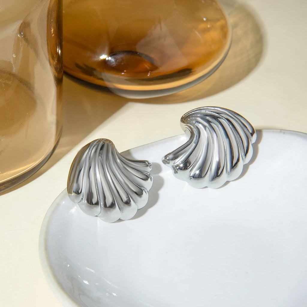 Pendientes de botón de concha marina con onda de acero inoxidable chapado en PVD de 18K Alta calidad Geométricos Impermeables para mujer Joyería exquisita Regalo