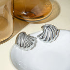 Pendientes de botón de concha marina con onda de acero inoxidable chapado en PVD de 18K Alta calidad Geométricos Impermeables para mujer Joyería exquisita Regalo