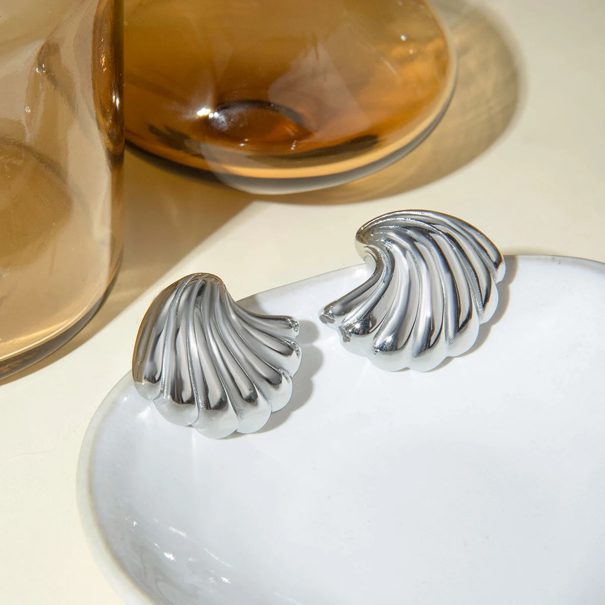 Pendientes de botón de concha marina con onda de acero inoxidable chapado en PVD de 18K Alta calidad Geométricos Impermeables para mujer Joyería exquisita Regalo