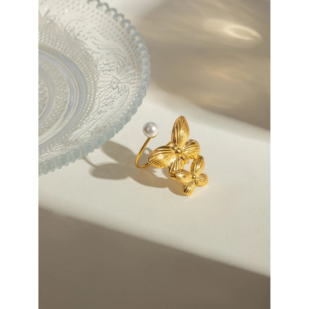 Exquisiter 18K PVD-beschichteter Edelstahl, zarter doppelter Schmetterling, Perle, asymmetrischer Öffnungsring, Damen Charmschmuck