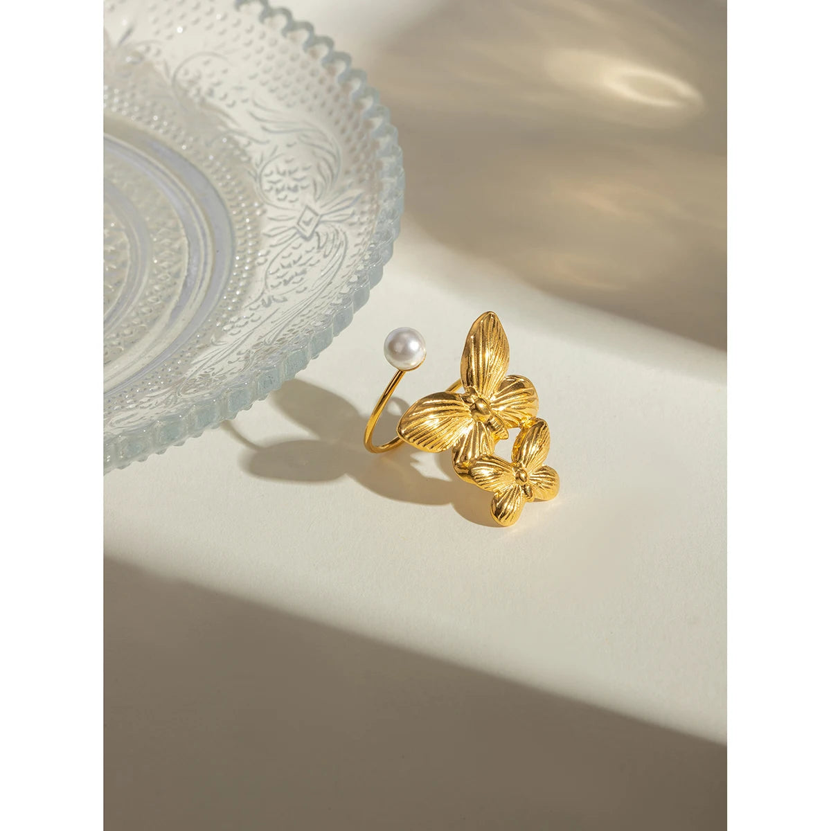 Exquisiter 18K PVD-beschichteter Edelstahl, zarter doppelter Schmetterling, Perle, asymmetrischer Öffnungsring, Damen Charmschmuck