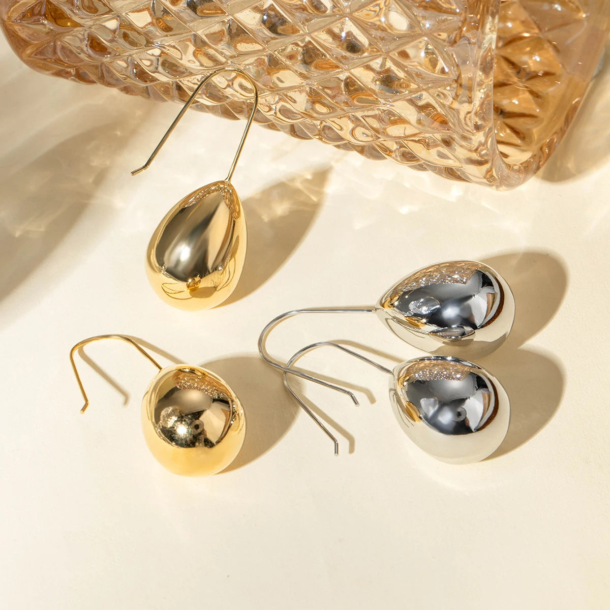 16K PVDメッキステンレススチール中空ウォータードロップイヤーフックイヤリング防水トレンディ女性精巧なジュエリービジュー女性用