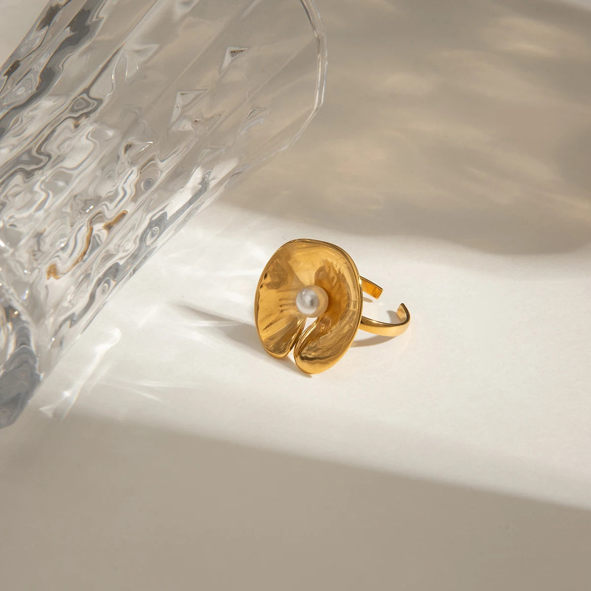 Minimalistischer 18k vergoldeter Edelstahl unregelmäßiger kreisförmiger gefalteter Perlblatt-Offenring für Frauen, anti-allergischer Charmschmuck