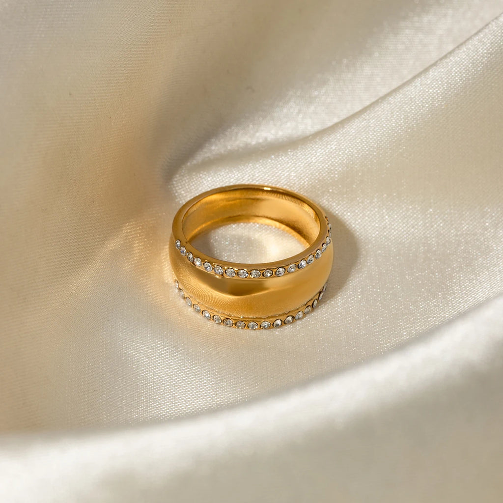 Anillo liso de cierre minimalista de acero inoxidable con incrustación de piedra de imitación, chapado en oro de 18k, a prueba de óxido, previene alergias, joyería de encanto de moda.