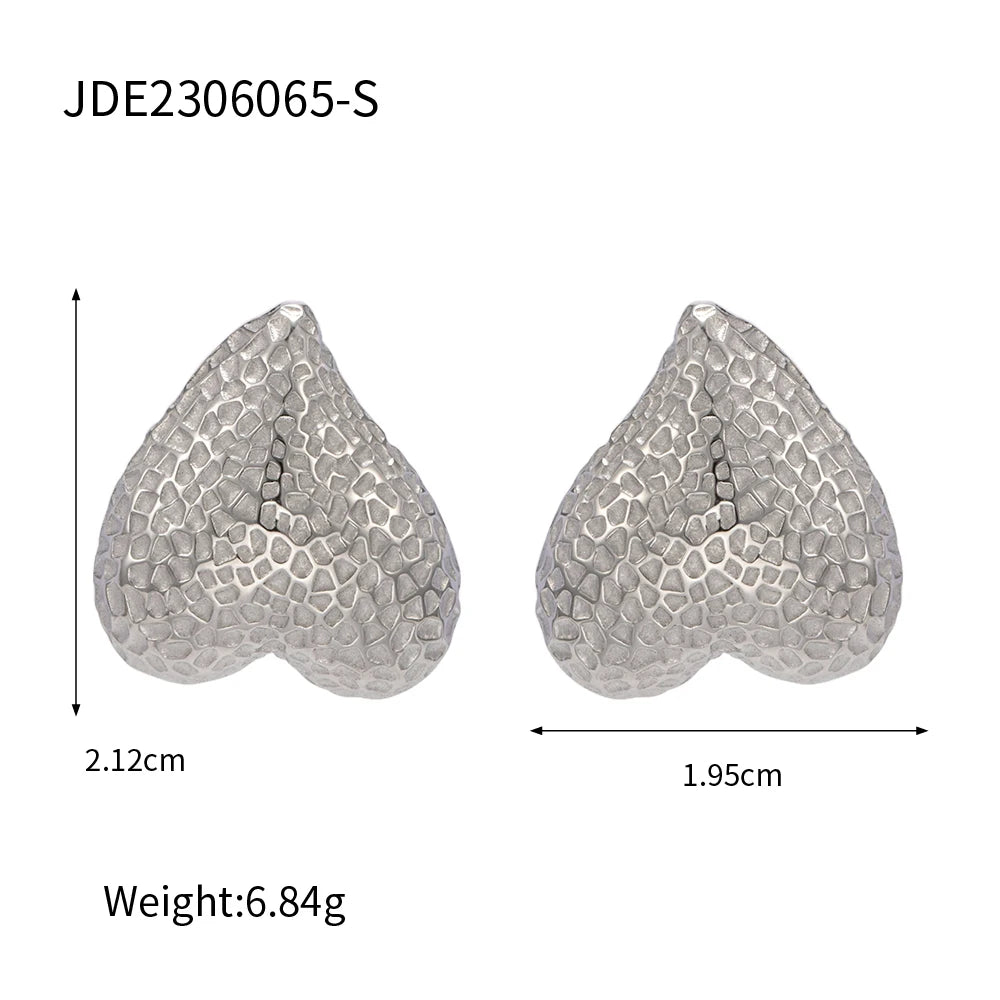 Boucles d'oreilles clous minimalistes en acier inoxydable plaqué or 18 carats en forme de cœur d'amour, résistantes au ternissement, à grain de marteau, bijoux d'oreille en métal uniques pour femmes