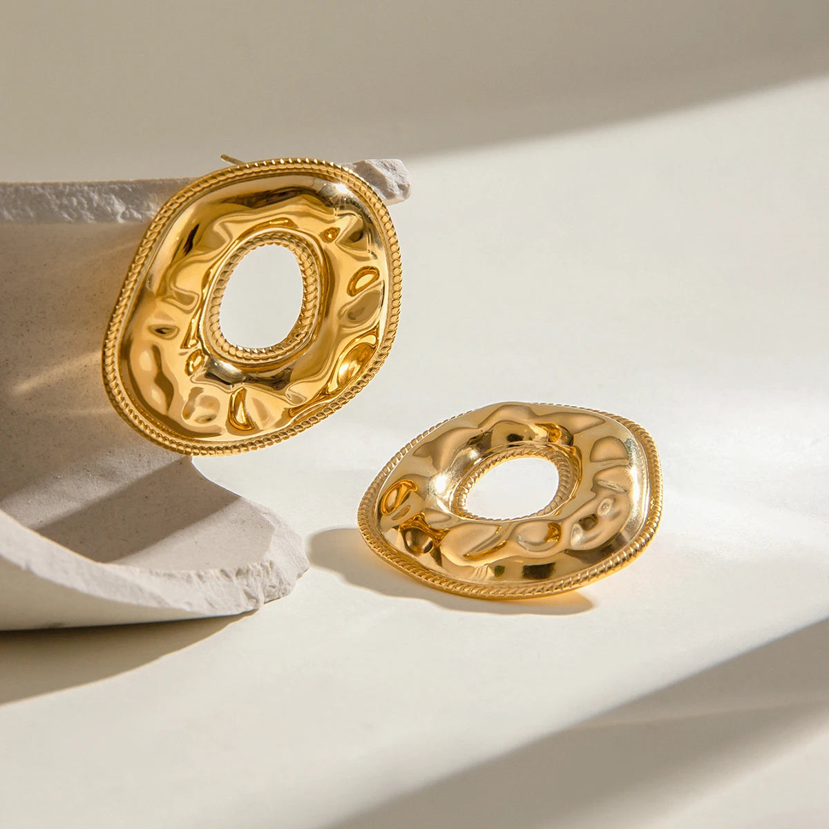 Übertriebene 18k vergoldete Edelstahl-Hammerkorn O-förmige Ohrringe für Frauen 18K Edelstahl Hochwertiger Schmuck Bijoux