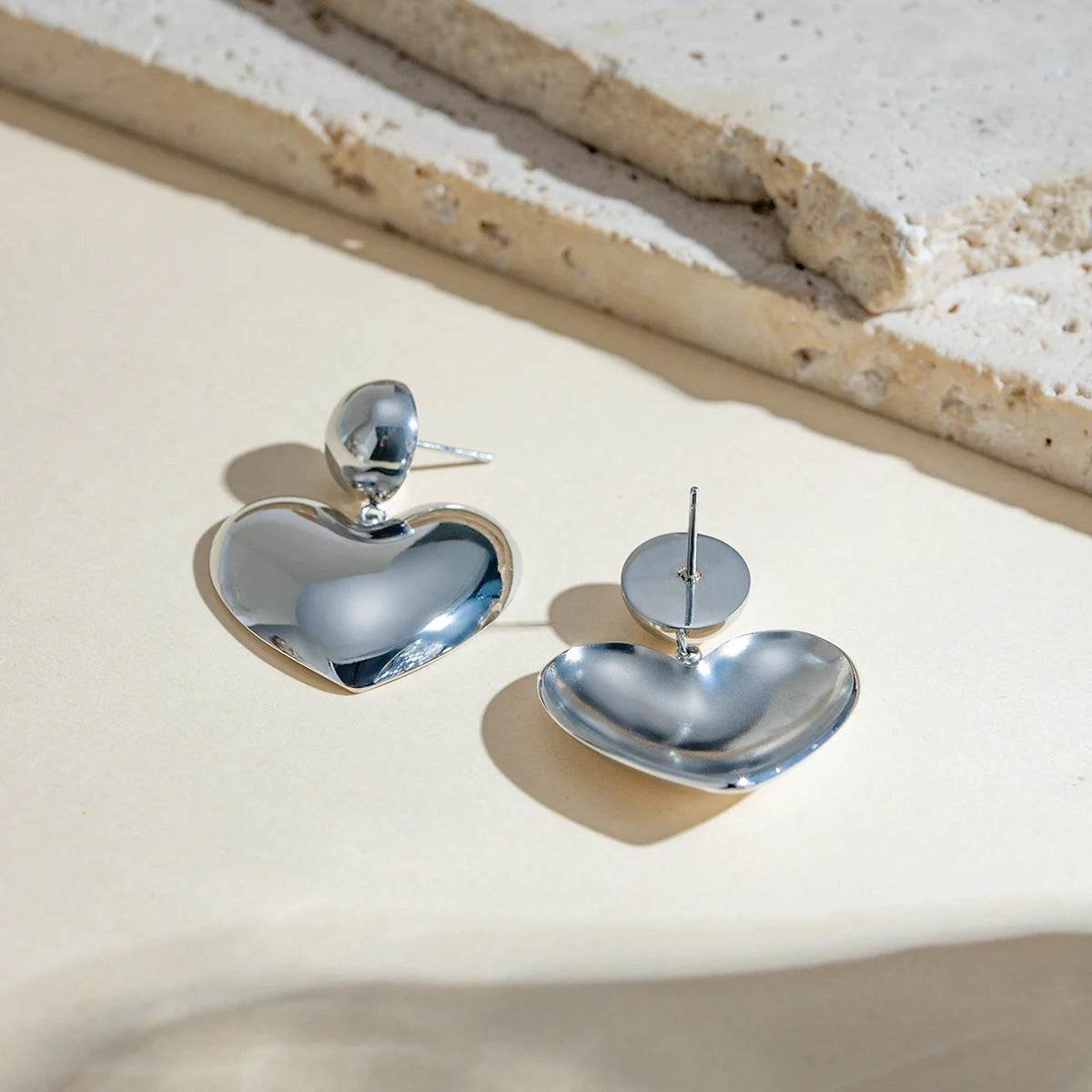 Minimalistisk 18K PVD-belagt lys Hyggelig rustfrit stål Glat kærlighedshjerte Stålfarve øreringe Trendy Dame Premium smykker Bijoux