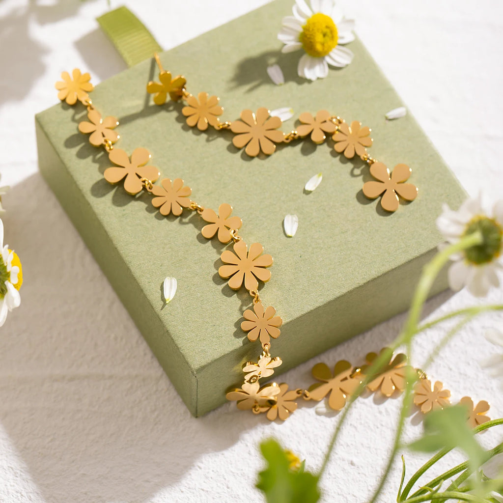 Schicke Sommer Edelstahl Leicht Luxus 18K PVD-beschichtete Lange Asymmetrische Kleine Gänseblümchen Anhänger Ohrringe Damen Statement Schmuck