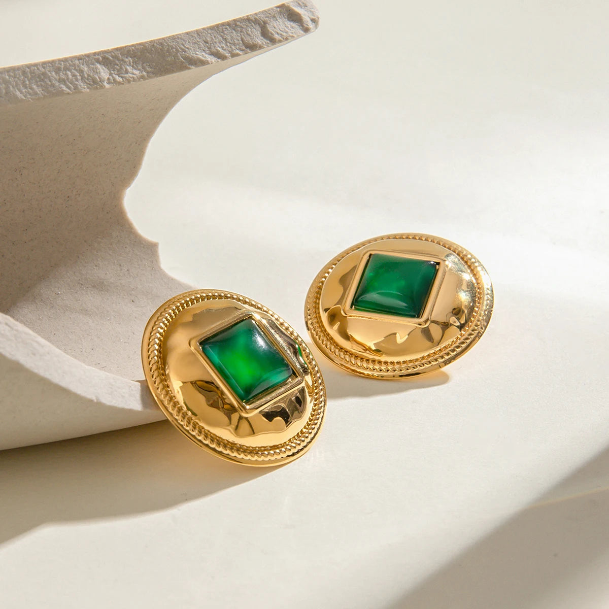 Creative 18K forgyldt rustfrit stål hammerkorn øreringe indlæg grøn harpiks kvinder vandtætte attraktive smykker