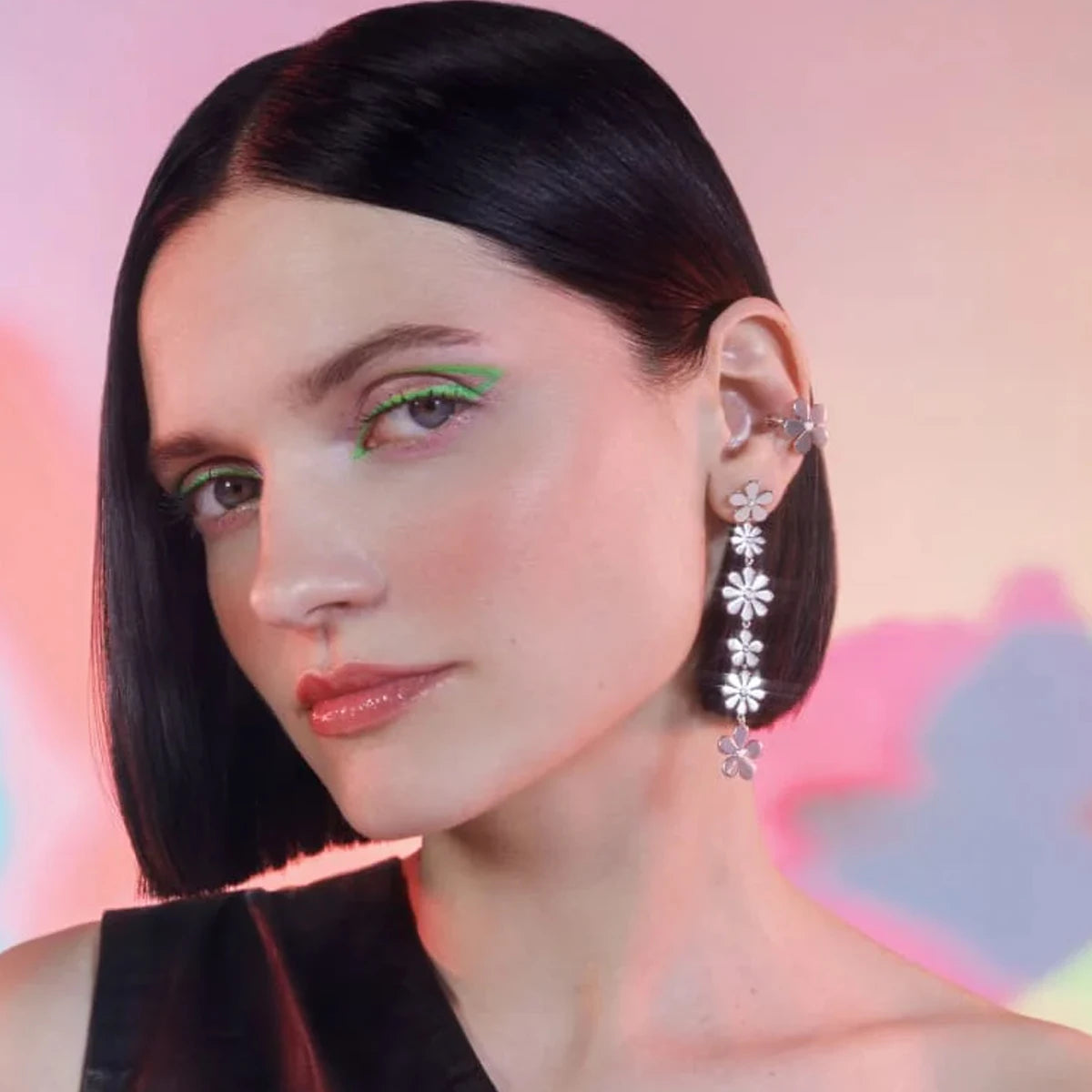 Chic Estate Orecchini Pendenti Lunghi Asimmetrici a Margherita Piccola in Acciaio Inossidabile Placcati Oro 18K PVD Gioielli Statement Donna