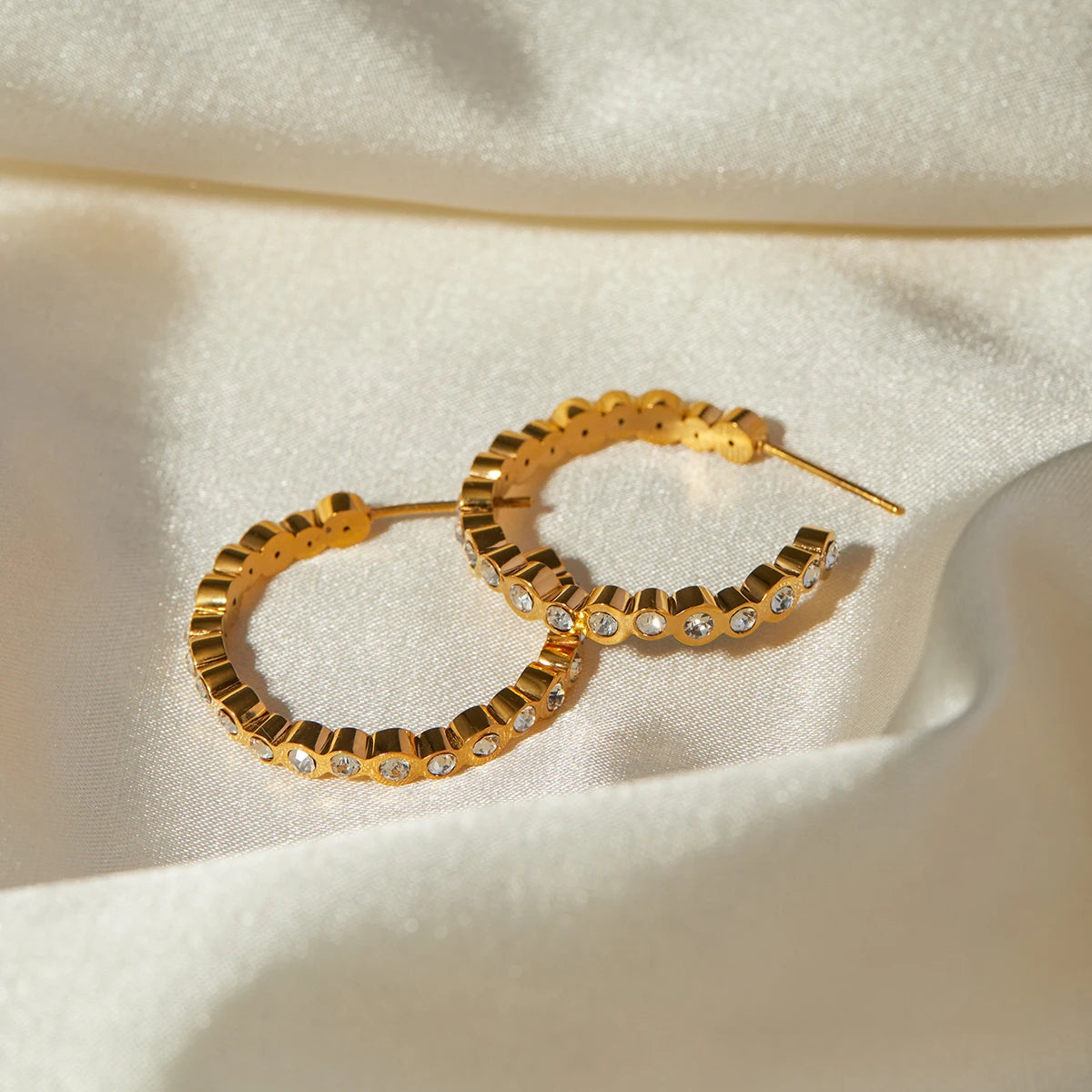 Vandtæt geometrisk 18k forgyldt rustfrit stål C-formede øreringe Farvede diamanter Charmeerklæring Anti-allergiske smykker