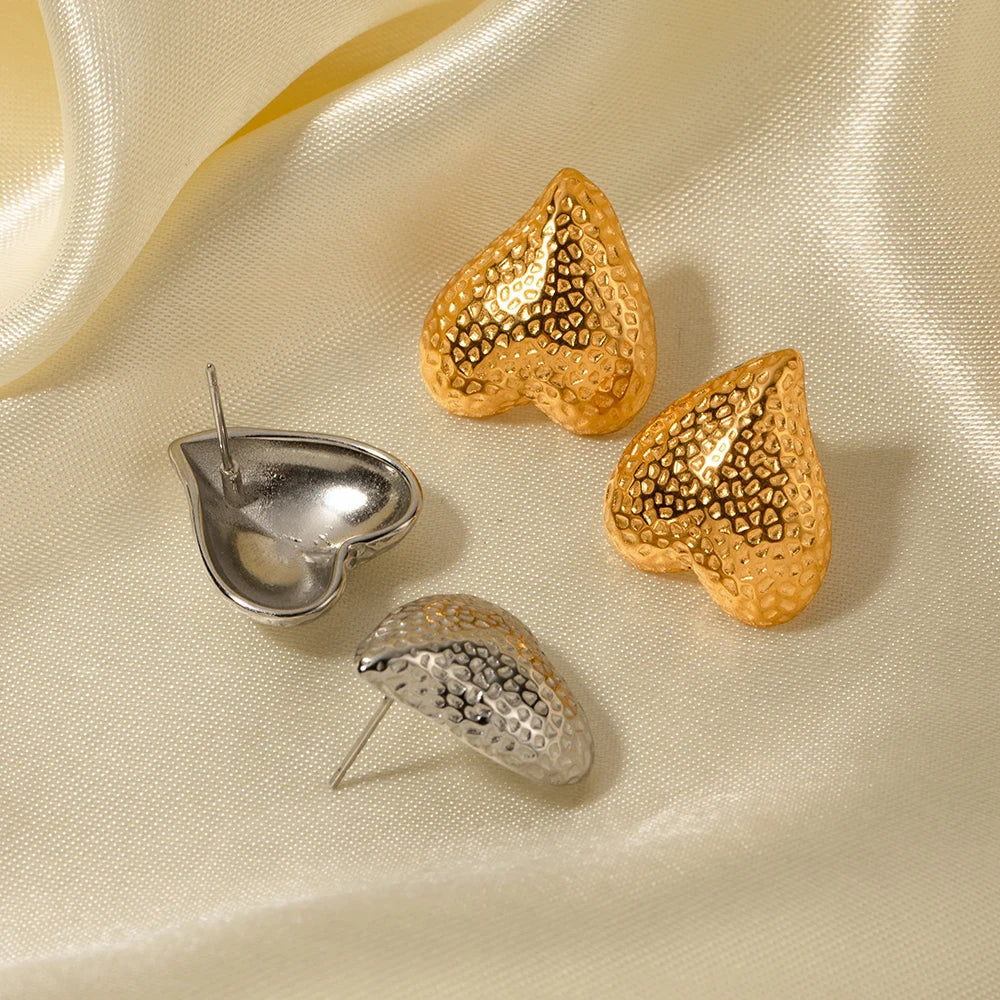 Boucles d'oreilles clous minimalistes en acier inoxydable plaqué or 18 carats en forme de cœur d'amour, résistantes au ternissement, à grain de marteau, bijoux d'oreille en métal uniques pour femmes