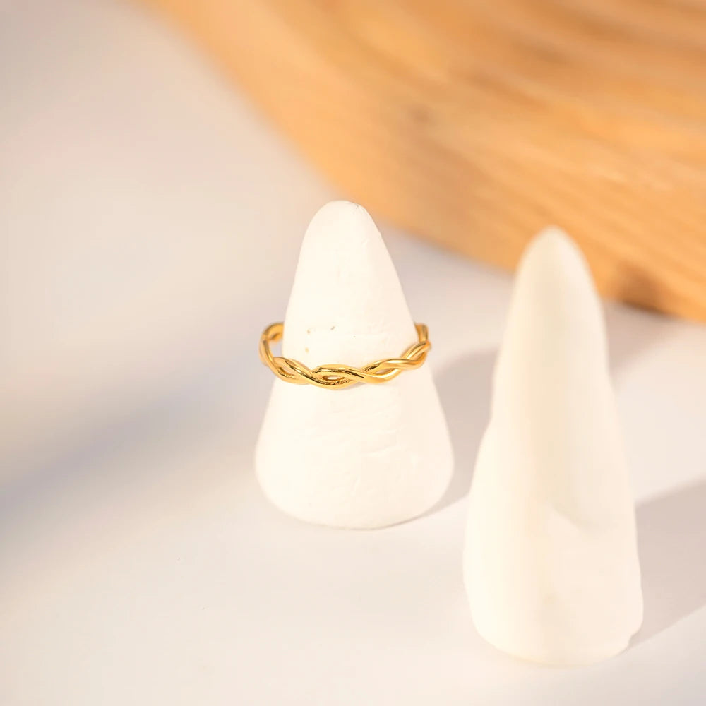 Bague fermée design ligne croix plaquée or 18 carats luxe léger acier inoxydable femmes texture métal anti-rouille cadeau bijou romantique