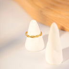 Bague fermée design ligne croix plaquée or 18 carats luxe léger acier inoxydable femmes texture métal anti-rouille cadeau bijou romantique