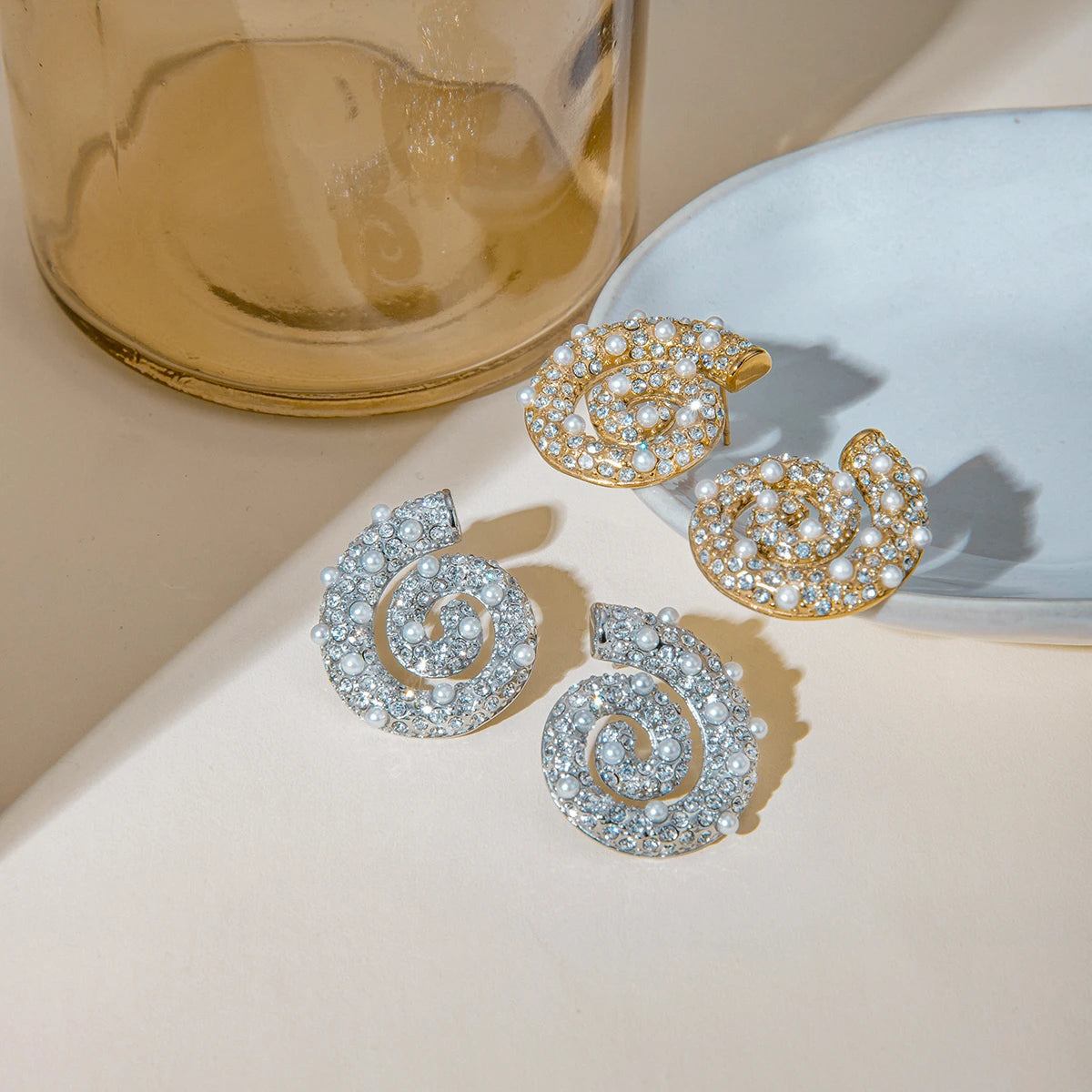 18K vergoldete exquisite Imitationsperlen geometrische Edelstahl-Ohrringe mit Gewinde und eingelegten Strasssteinen, Charmschmuck für Damen