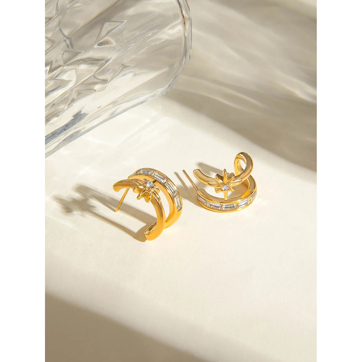18K PVD-beschichtete Edelstahl-Halbmond-hohle bunte Zirkone Stern-Ohrringe wasserdicht trendige Damen exquisite Schmuck Bijoux