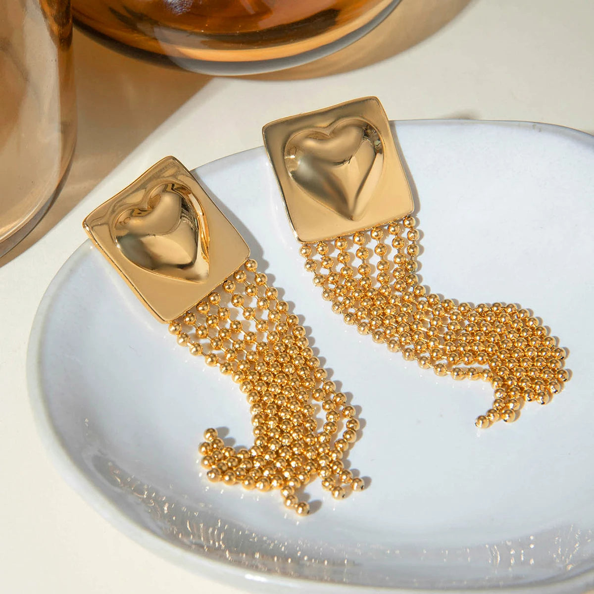 Anti-Allergisch 18K vergoldete glatte quadratische Ohrringe mit Herzanhänger und Quaste aus Edelstahl, zarte und temperamentvolle Schmuckstücke