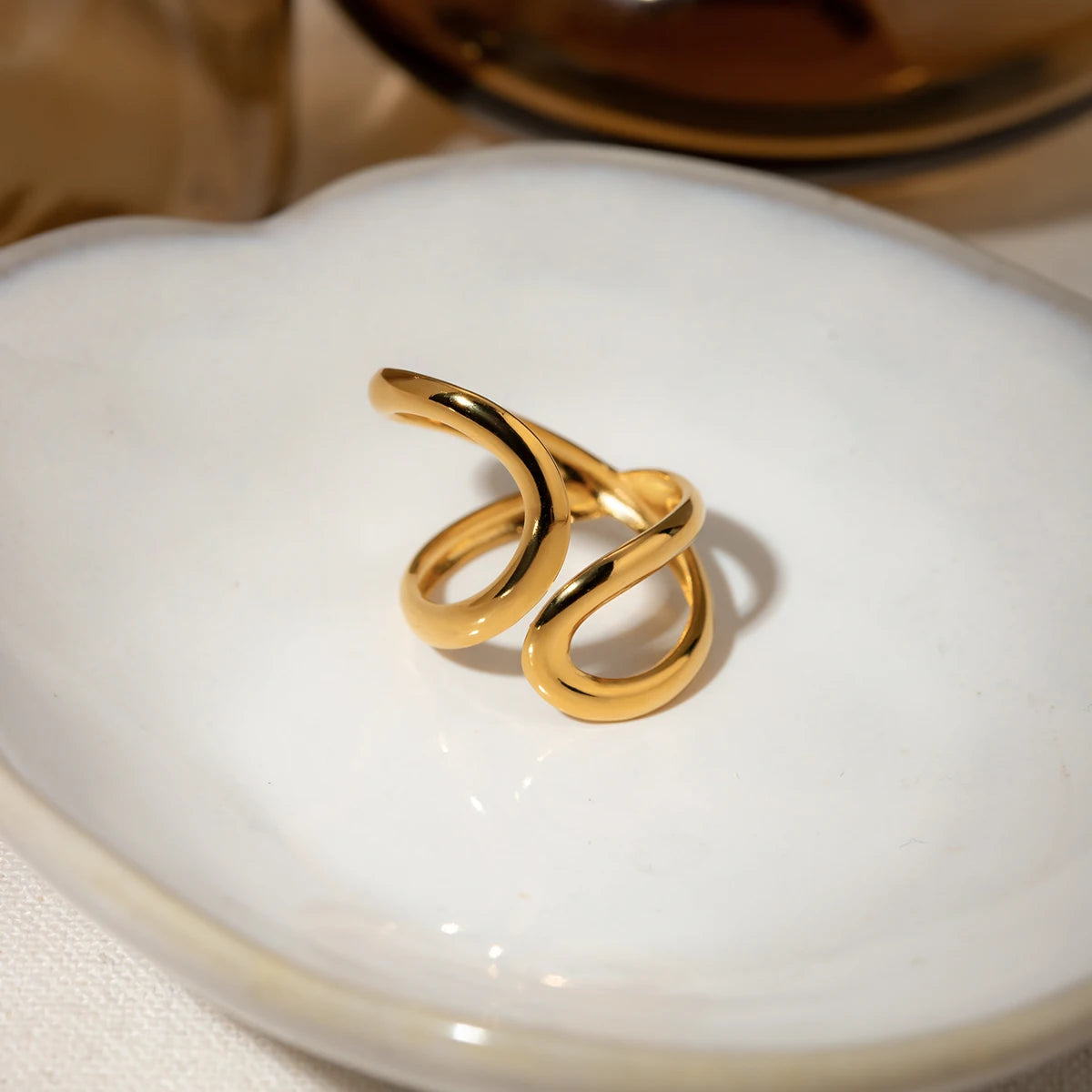 Edelstahl Anti-Allergie Wellenförmiger Unregelmäßiger Geometrie Hohlöffnung Ring Stilvoll PVD 18k Beschichtet Frei Temperament Schmuck Damen