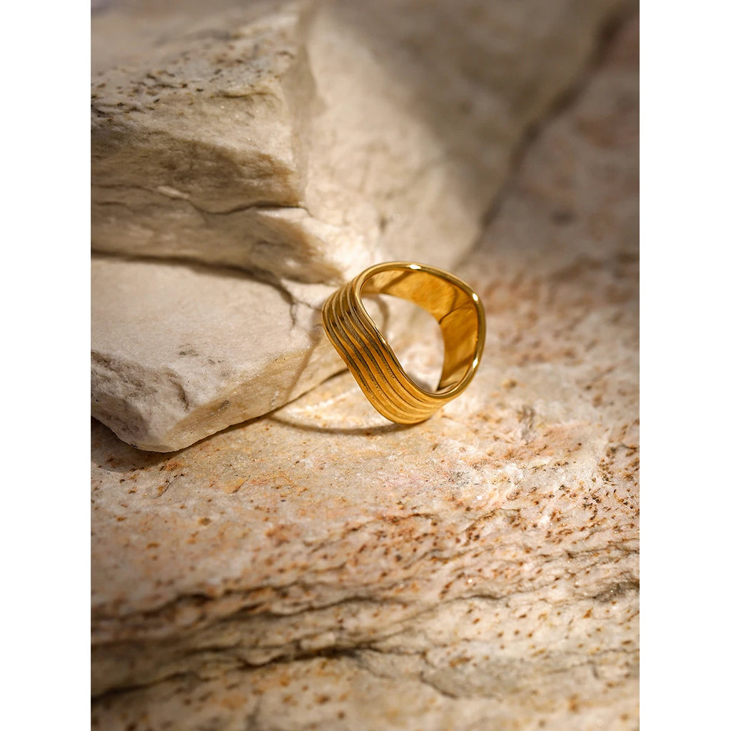 Exquisito anillo cerrado ondulado de líneas simples geométricas de acero inoxidable 18K impermeable para mujer de alta calidad бижутерия regalo para fiesta