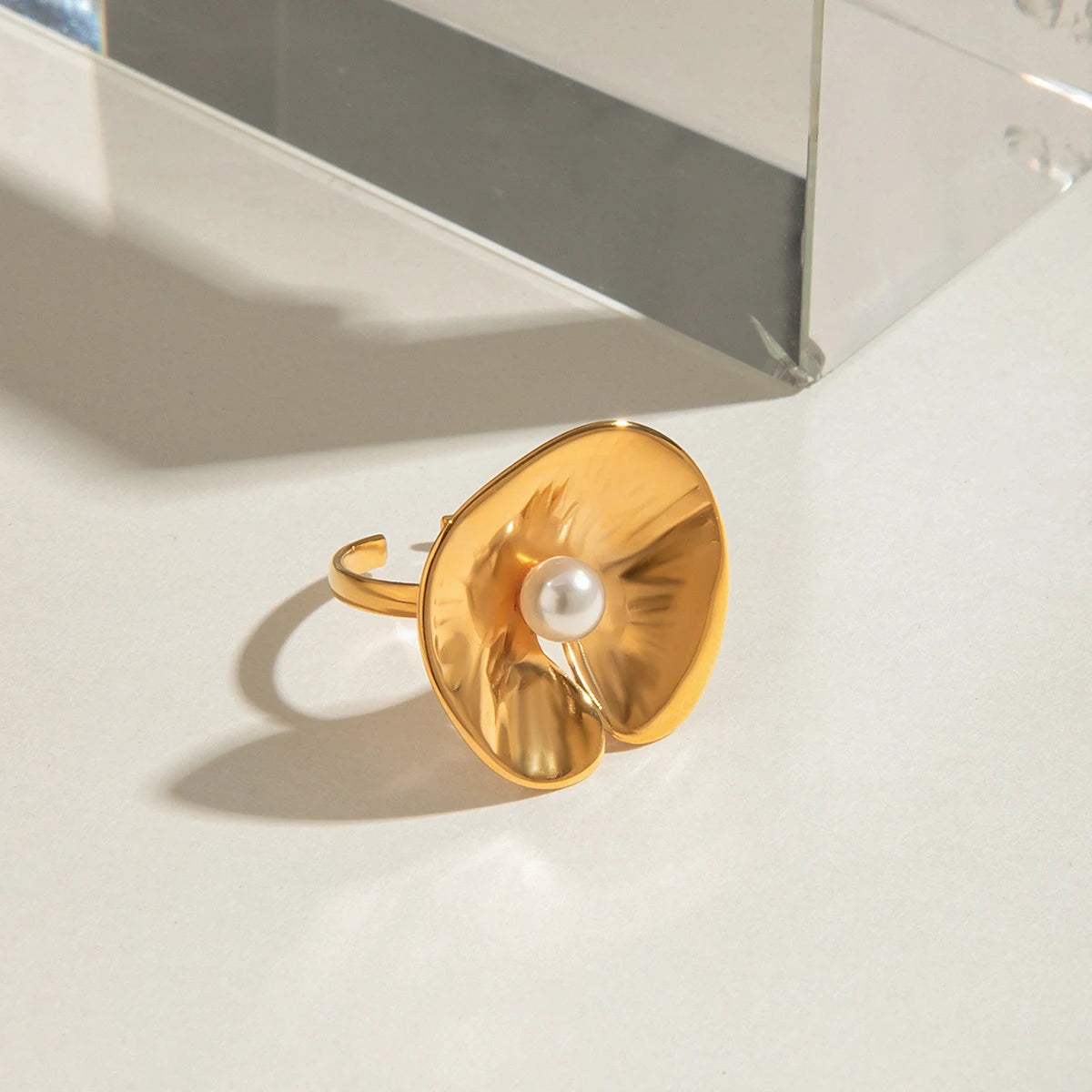 Minimalistischer 18k vergoldeter Edelstahl unregelmäßiger kreisförmiger gefalteter Perlblatt-Offenring für Frauen, anti-allergischer Charmschmuck