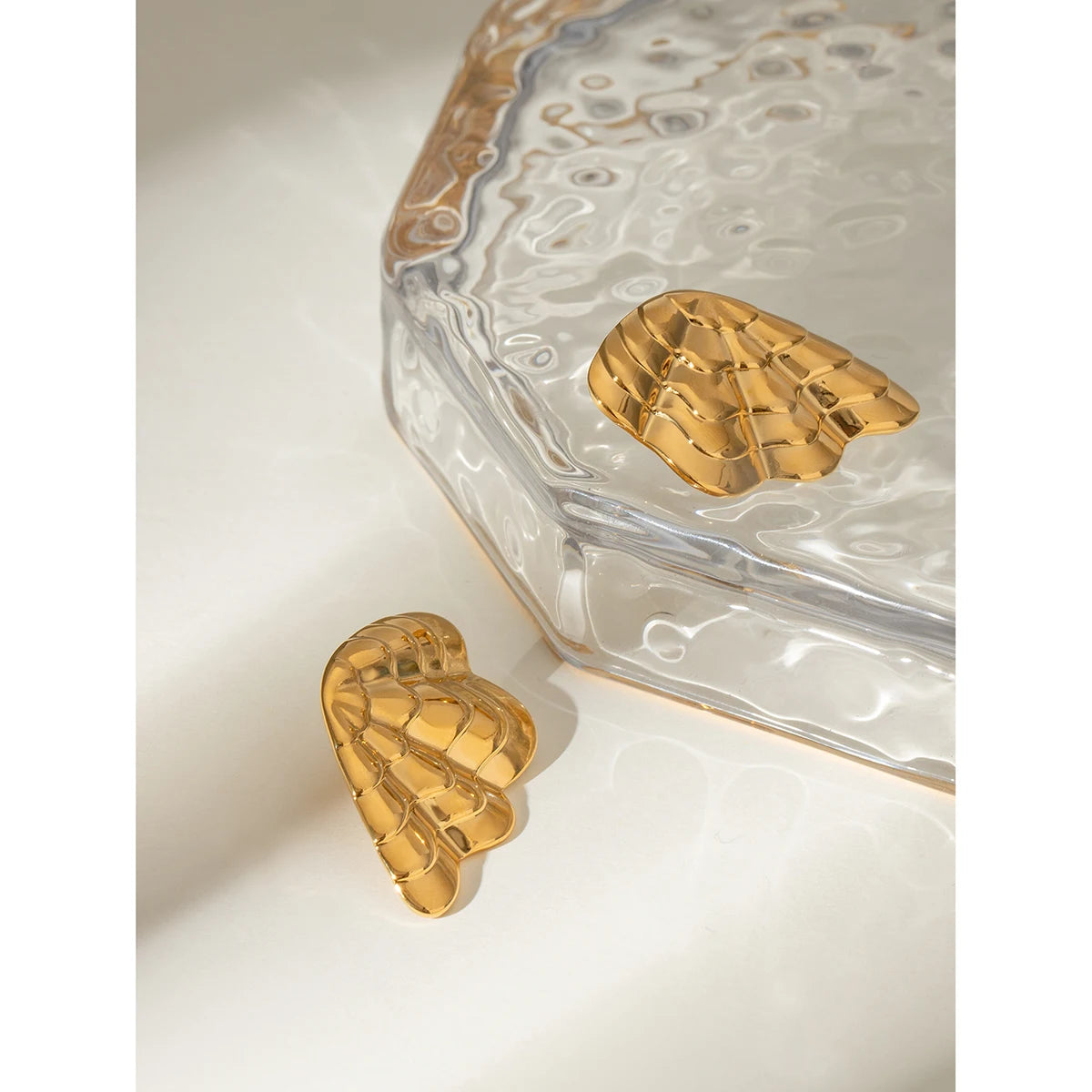 Vandtætte 18K forgyldte rustfrit stål geometriske blanke ribbede vingeøreringe Kvinder Højkvalitets mode attraktive smykker