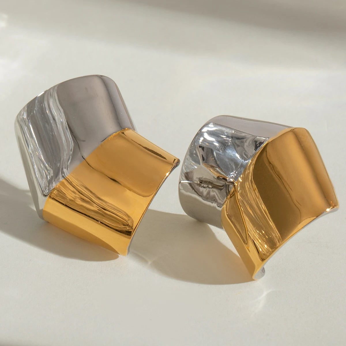 Minimalistisk 18K forgyldt rustfrit stål Uregelmæssig konveks trapez glatte øreringe Dame Daglige Charms Vandtætte smykker