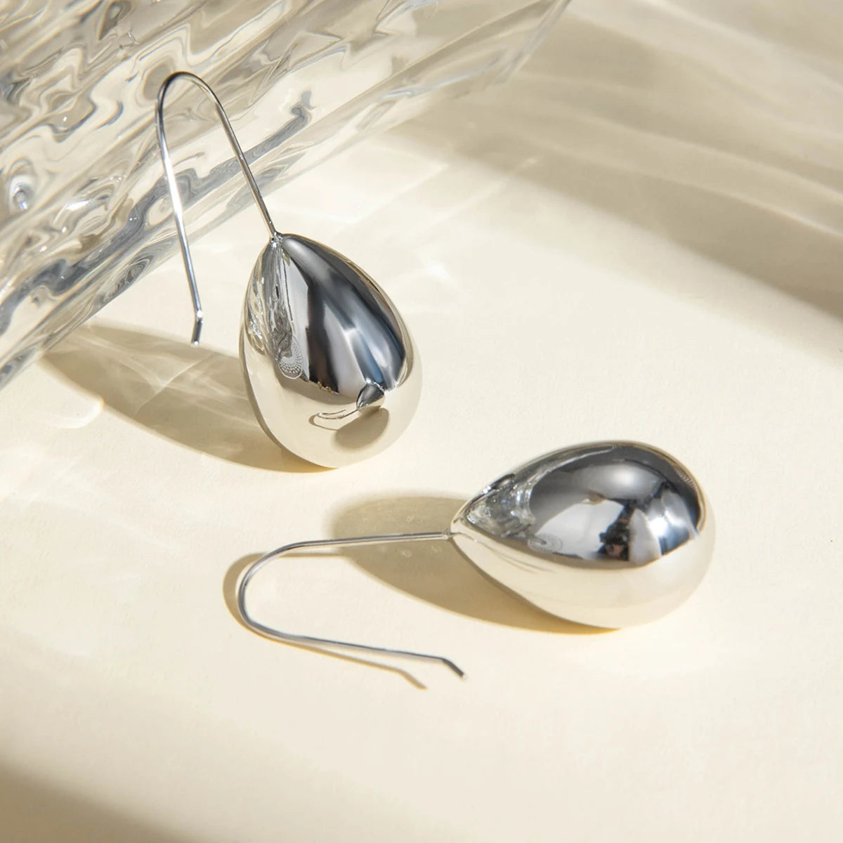 16K PVDメッキステンレススチール中空ウォータードロップイヤーフックイヤリング防水トレンディ女性精巧なジュエリービジュー女性用