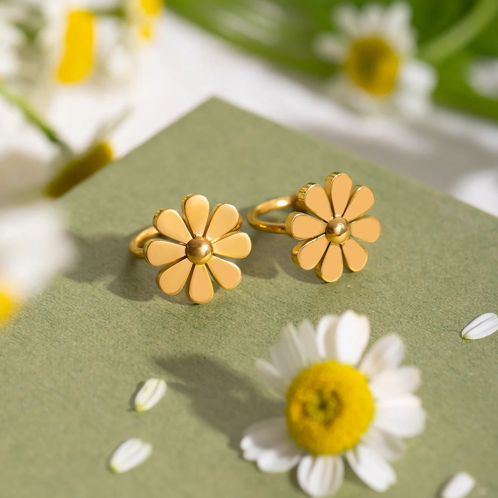 Let luksus 18K PVD otte-bladede blomst Small Daisy Ear Clip Sommer Guld Farve Rustfrit Stål Kvinder Statement Smykker