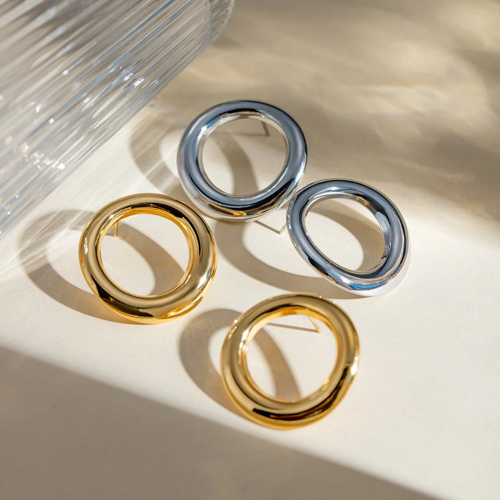 18k forgyldt rustfrit stål runde hule glatte øreringe Metaltekstur Personlig anti-allergisk charme Chic smykkegave