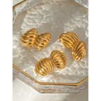 18K forgyldt rustfrit stål ovale geometriske glatte ribbede buttede øreringe Dame charms Metaltekstur Vandtætte smykker