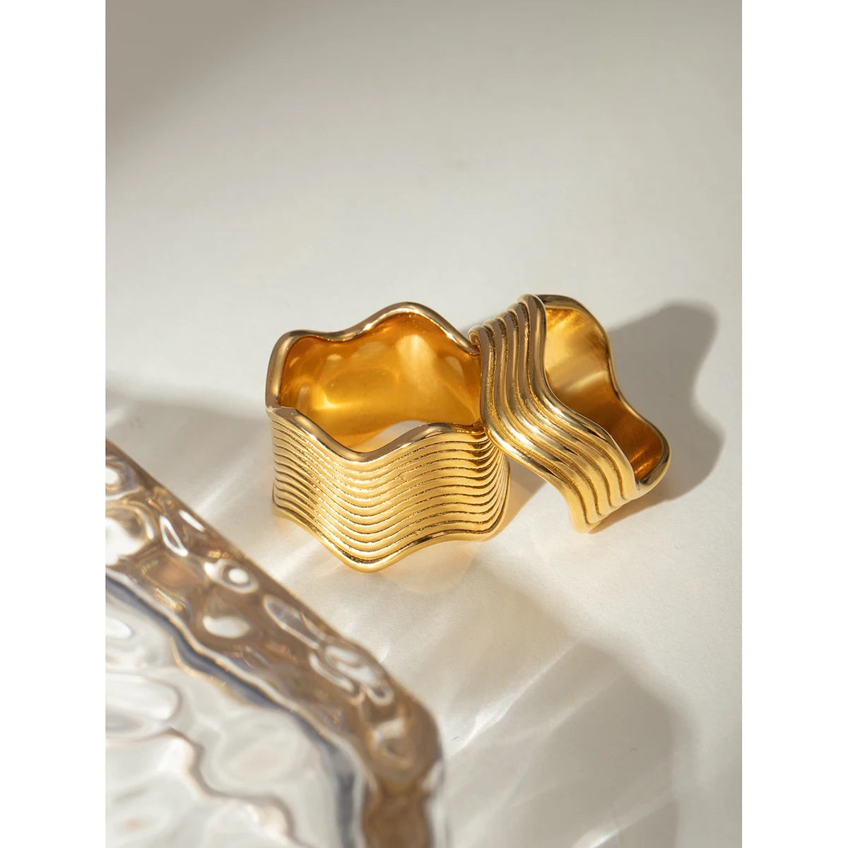 18K PVD Plated Vintage Fashion Minimalist Wave Line Closed Ring Stainless Steel Women Prevent Allergy Metal Stylish Jewelry