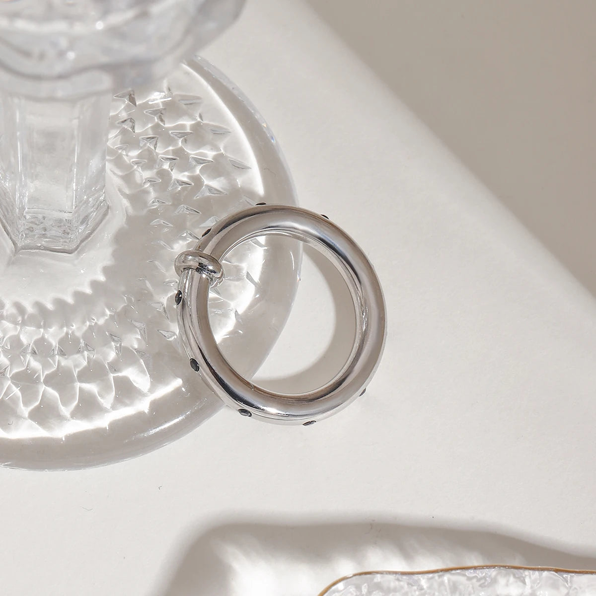 Bague unique en strass noir pour hommes et femmes Bague inhabituelle Résistante à l'eau Plaqué PVD 18K Bagues simples pour doigts