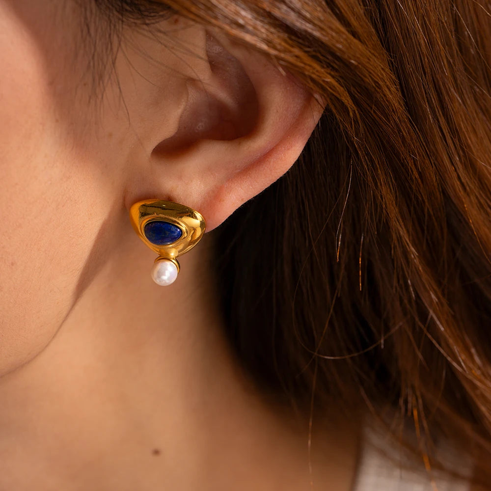 Edelstahl 18k vergoldete minimalistische Dreieck-Ohrstecker mit Lapislazuli besetzt Femme Gala schick stilvoller Schmuck