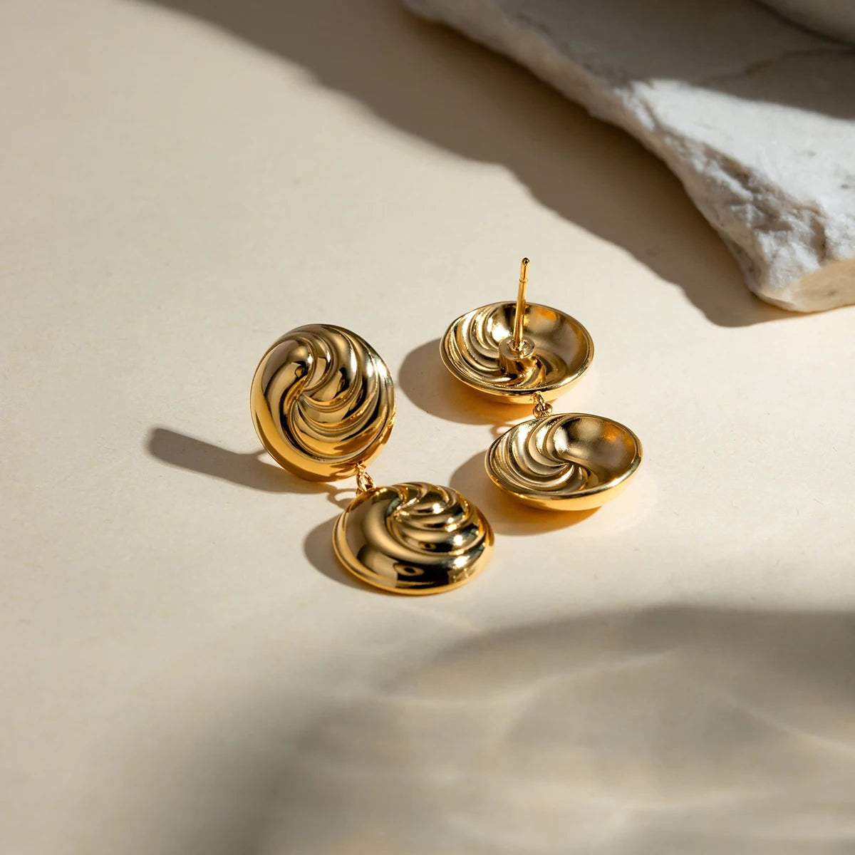 Brincos de Pingente Redondo Convexo com Fio Banhados a Ouro 18K em Aço Inoxidável Personalidade Declaração Estilo Joias Femininas à Prova d'Água