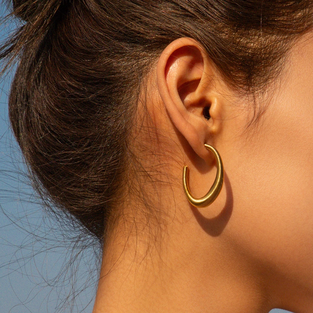 Rustfrit stål måne C-formede fjederøreringe Anløbssikre Low-Key luksus 18K guldbelagte vintage øresmykker til kvinder