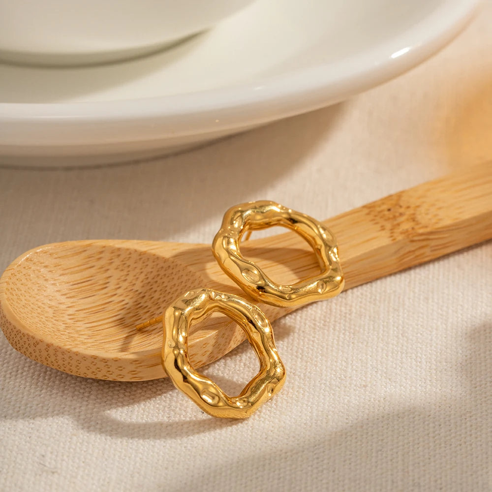 Hollow Design Lava Textured Stud øreringe til kvinder rustfrit stål vandtæt smykker feriegave