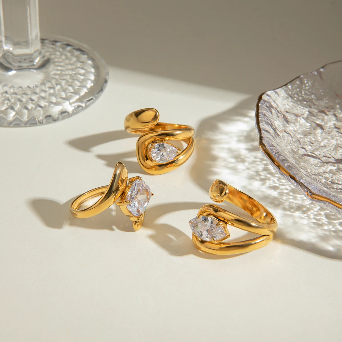 18K Altın Kaplama Paslanmaz Çelik Su Damlası Şeklinde Büyük Zirkon Açık Yüzük Alerjiye Karşı Kadın Su Geçirmez İfadeli Takı