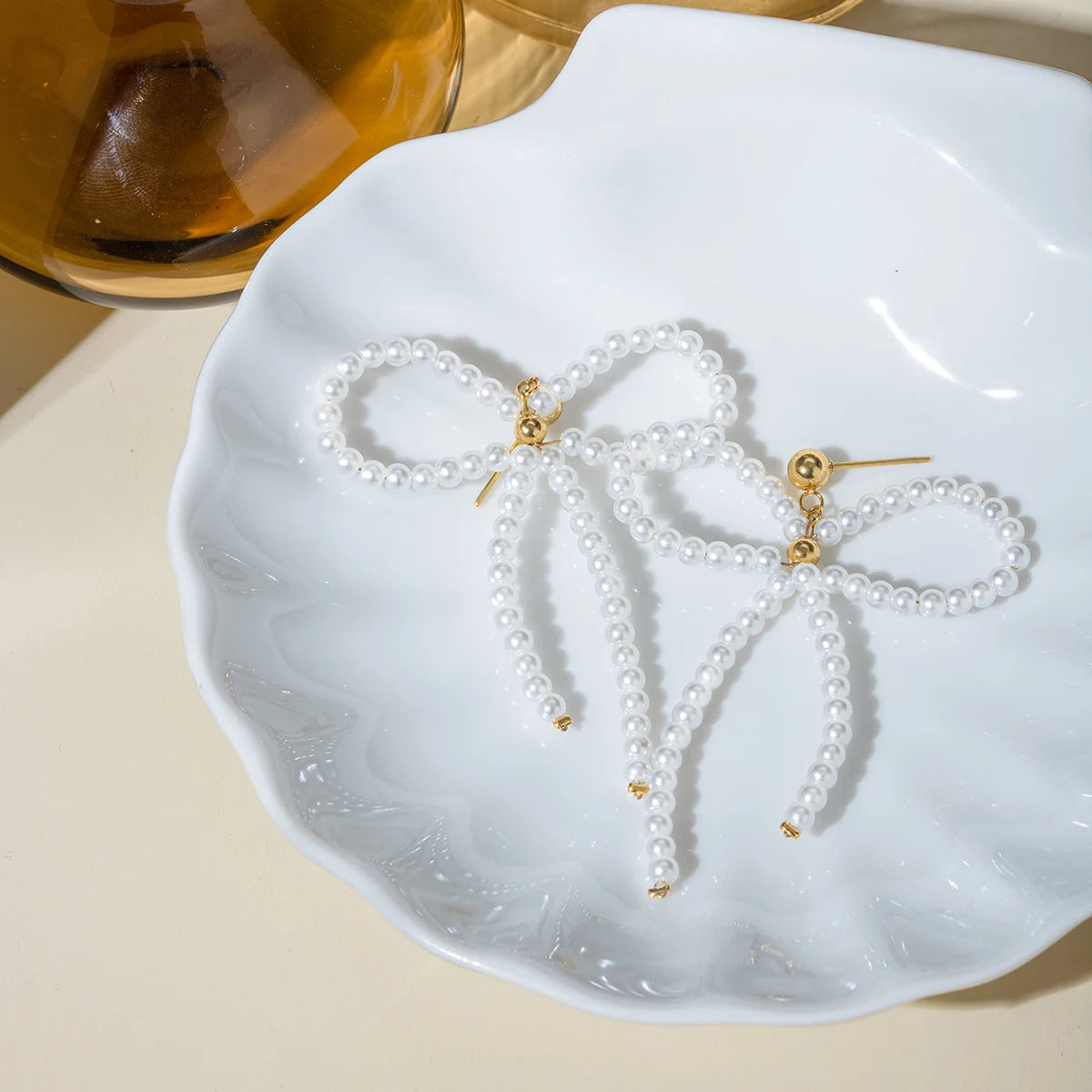 18K Vintage Edelstahl Minimalistische Sommer-Elemente Perlen Schleifenohrringe Damenmode Attraktiver Schmuck Gala Geschenk