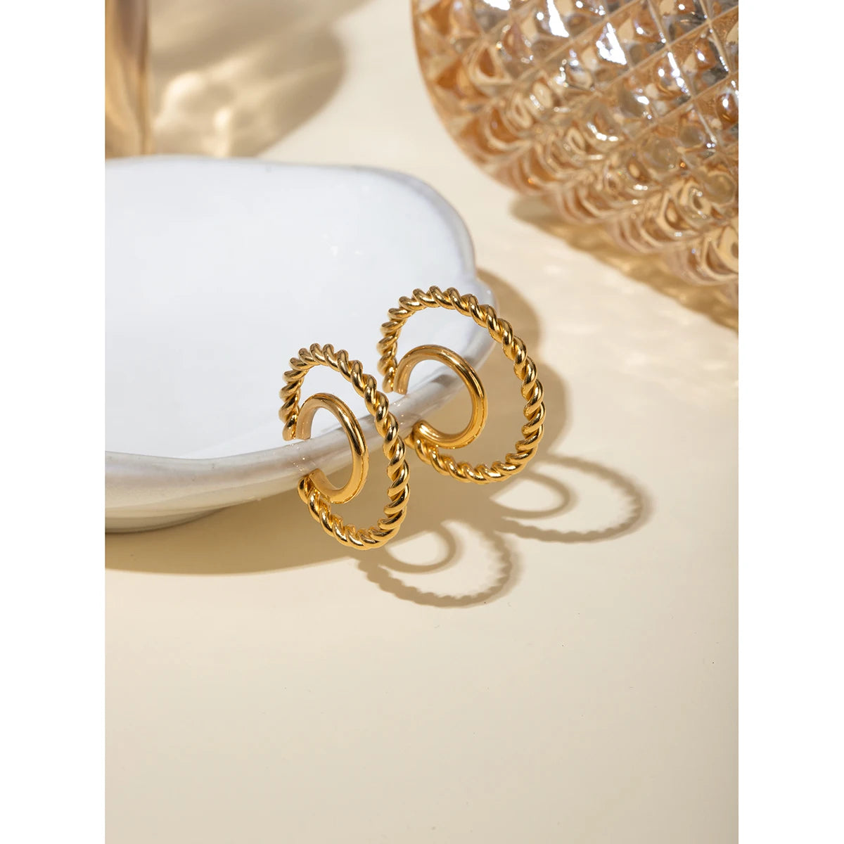 Geometriske øreknogler Ung personlighed 18K PVD-spole Twist-spole Dobbelt øreklipsmanchet Kvinder Delikat sommersmykker Bijoux