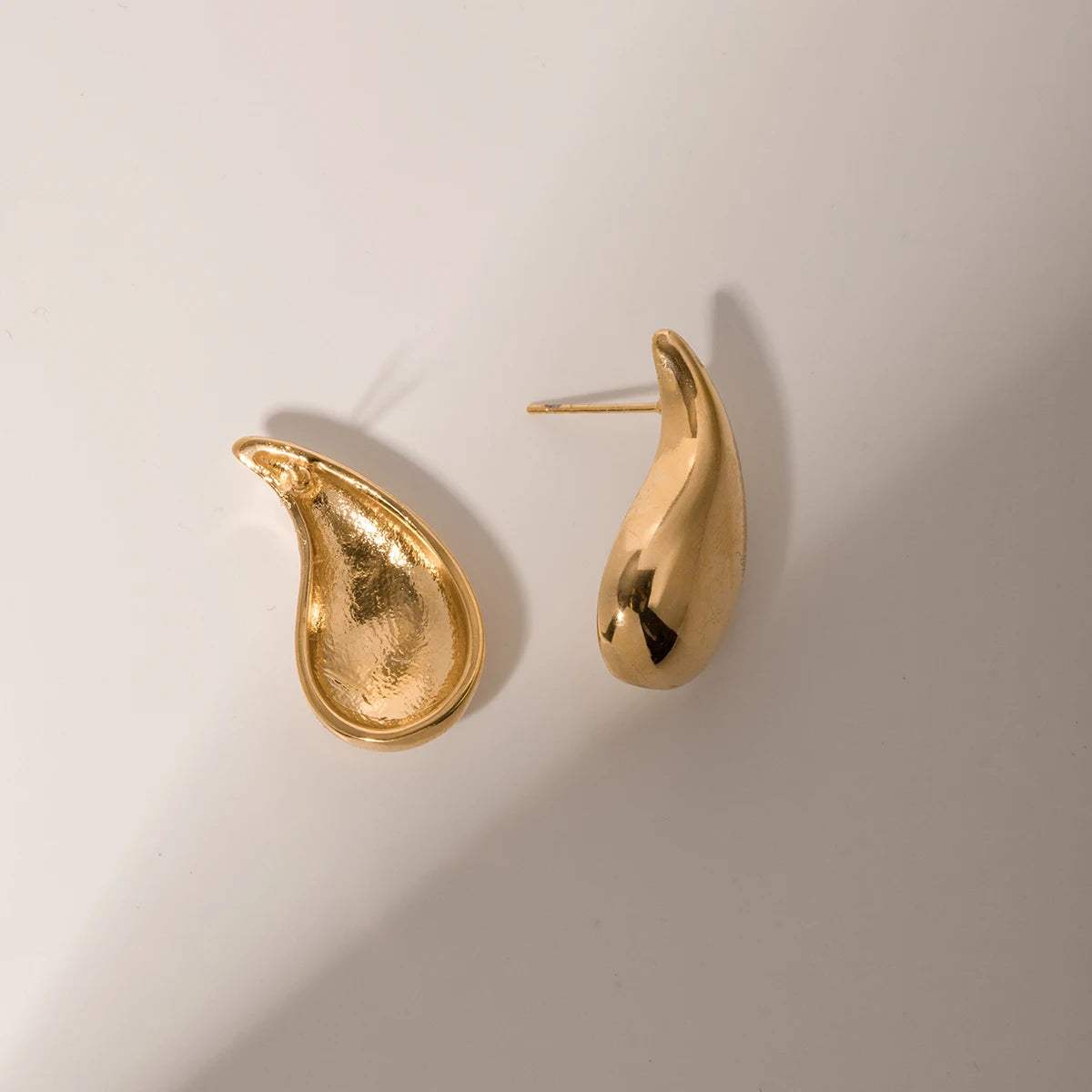Vandtæt glat rustfrit stål Vanddråbeformede øreringe Statement Metaltekstur Populære metal 18K forgyldte smykker