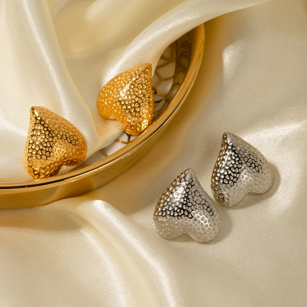 Boucles d'oreilles clous minimalistes en acier inoxydable plaqué or 18 carats en forme de cœur d'amour, résistantes au ternissement, à grain de marteau, bijoux d'oreille en métal uniques pour femmes