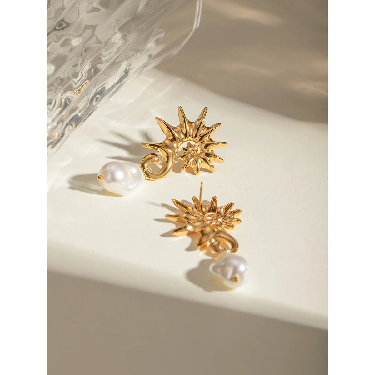 18K PVD-beschichteter Edelstahl Einfacher Seepferdchen-Faden Hängende Imitationsperlen-Ohrringe Wasserdicht Hochwertiger Damenschmuck